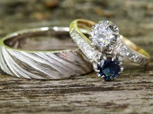Luxe witouden trouwringen met diamant en saffier